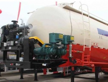 Low-density powder material semi-trailer